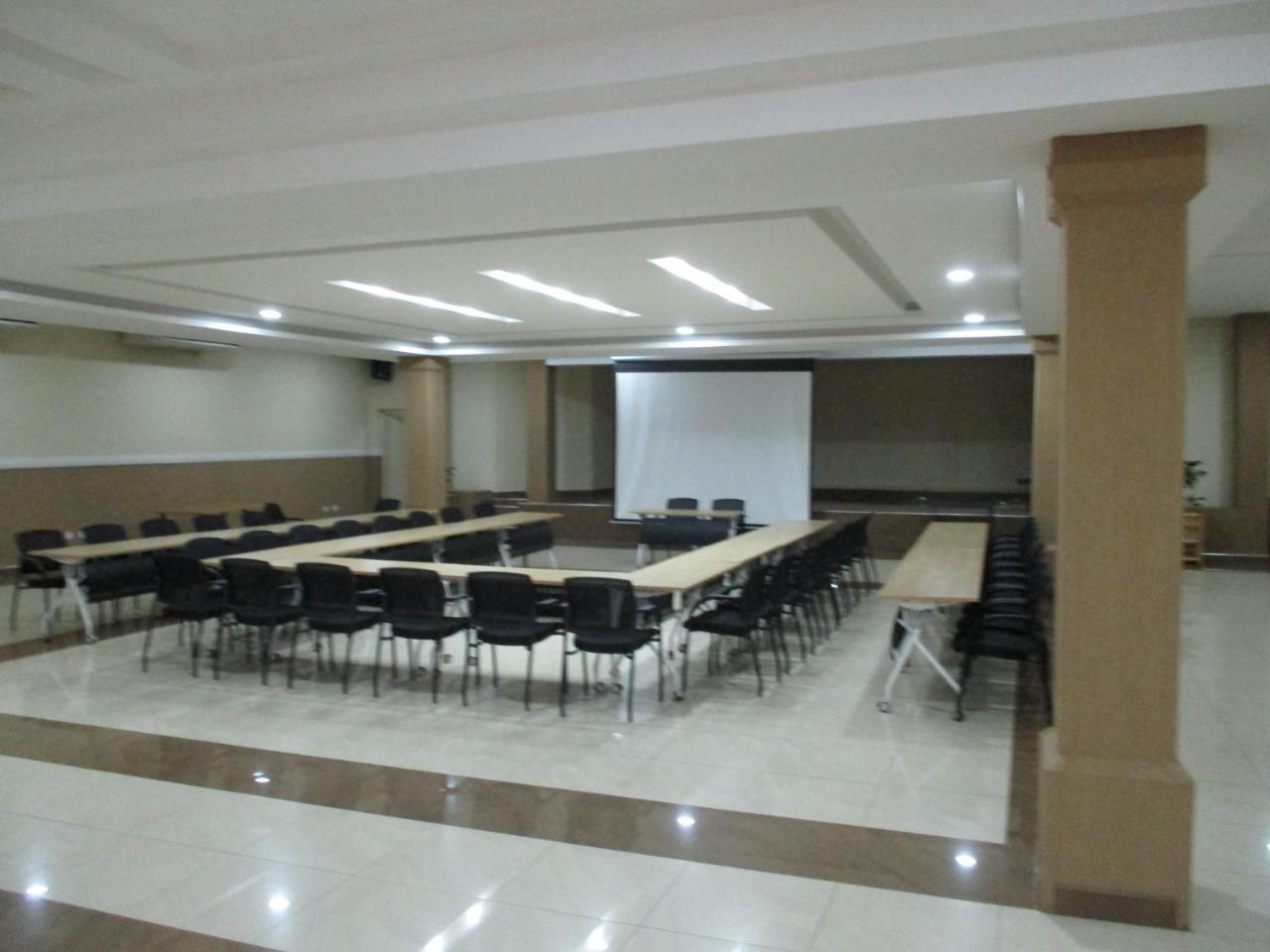 Crossroads Hotel Lilongwe Exterior photo